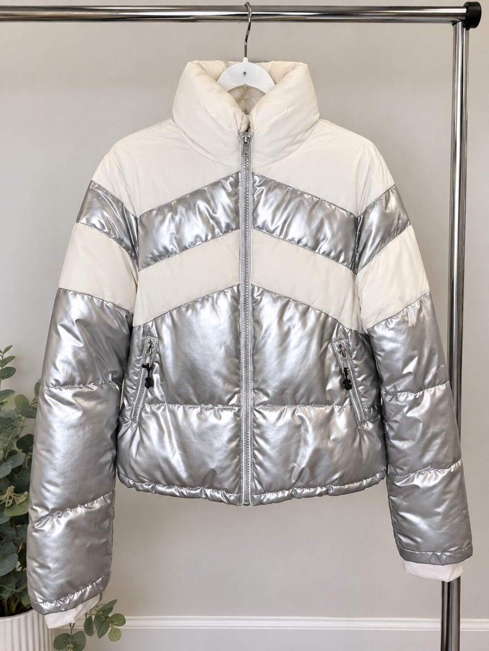 Beautiful cream & metallic silver puffer jacket! 🤍✨